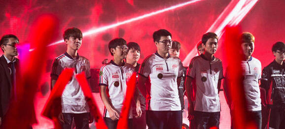 在背靠背的 在背靠背的