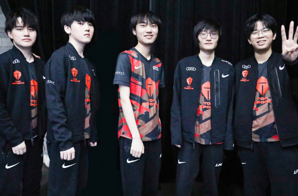 蜂拥而至 蜂拥而至